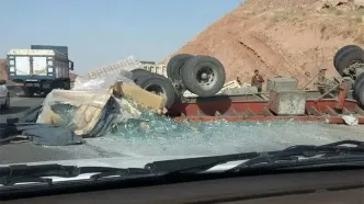 لحظه هولناک قیچی کردن تریلی در هوای بارانی مشهد