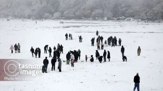 تصاویر جذاب از برف بازی مردم در نقش‌جهان اصفهان