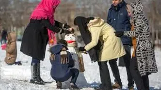 ویدئو دیدنی از برف‌بازی یک پاکبان با رهگذران در اصفهان