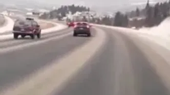 مهارت راننده شاسی‌بلند پس از انحراف در بزرگراه برفی