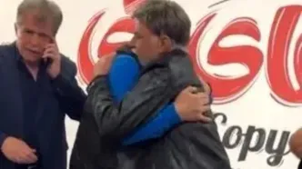 ادای احترام سعید سهیلی به مرتضی عقیلی با بوسیدن دستش/ویدیو