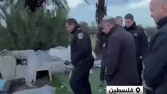 خط و نشان بن گویر در کنار قبر عزالدین قسام