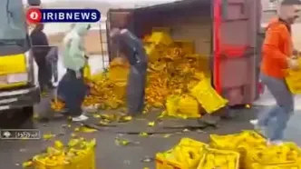 کمک مردم به راننده کامیونی که چپ کرد