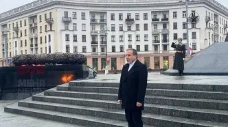 حضور عراقچی در محل یادمان پیروزی در مینسک