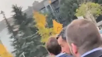 دویدن مکرون به سوی دانشجویان چینی محافظانش را به دردسر انداخت