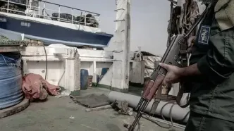 توقیف ۲ فروند لنج عمانی و یک قایق ترال غیرمجاز در آب‌های جاسک