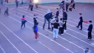 لحظه نجات جان یک دانش آموز توسط معلم از مرگ+فیلم