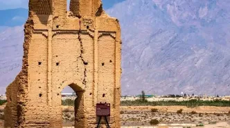 دروازه فرافر یادگار ایساتیس در دل کویر یزد