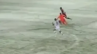 ویدئو: لذت فوتبال زیر بارش برف سنگین