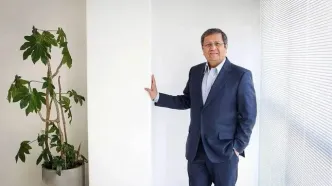 تصاویری از حاشیه حضور همتی در ساختمان میرداماد