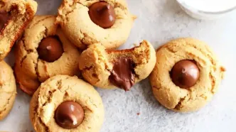 عصرونه امروز: کوکی‌های بادام‌زمینی و شکلاتی؛ یک شیرینی نوستالژیک و دلپذیر برای همه سلیقه‌ها!