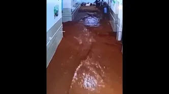 ورود ناگهانی سیلاب به یک مدرسه+فیلم