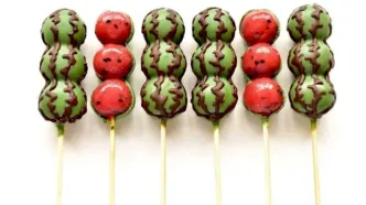 طرز تهیه شکلات هندوانه‌‌ای ویژه شب یلدا