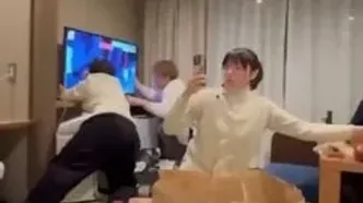 تلاش برای جلوگیری از سقوط تلویزیون در زلزله ۷.۵ ریشتری