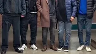 نوید پورفرج و اشوان با خانواده در پشت صحنه تئاتر کلیکسونر