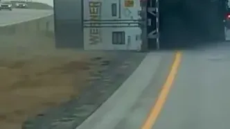 واژگون کامیون‌ها بر اثر باد شدید در غرب آمریکا