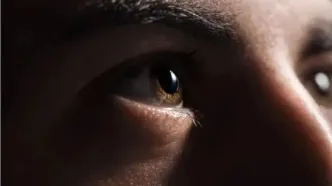 ارتباط عجیب نحوه پلک زدن با شنوایی!