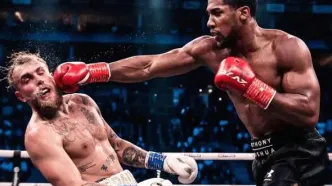 انتقال بوکسور آمریکایی به بیمارستان با شکستگی فک (عکس)