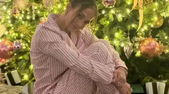 جنیفر لوپز در جشن کریسمس با پیژامه