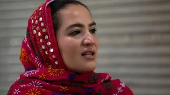 تصاویر؛ دختر جوانی که شاهنامه را در دل بازار اراک زنده می‌کند