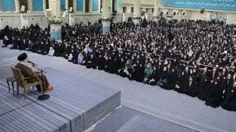 رهبر انقلاب: اسلام بر رعایت کامل احترام  زن تأکید دارد/ زن، کارگزار خانه نیست، مدیر است/ وقتی درباره حجاب و پوشش زنان و همکاری زن و مرد بحث می‌شود نباید رسانه داخل کشور، حرف غربی‌ها را تکرار و برجسته کند