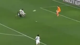 ویدئو: توپ به تیر نشست و گل نشد