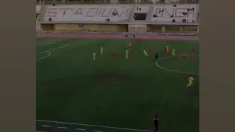 ویدیو| آفساید اشتباه باورنکردنی در لیگ آزادگان/ بازیکن جلوی چشم کمک داور بود!