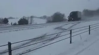 لحظات نفس‌گیر لیز خوردن کامیون‌ها و خودروها در جاده یخ‌زده