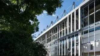 بازسازی استادیوم ۱۱۱ ساله با استفاده از هواپیماهای غیرقابل استفاده (عکس)