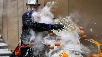 اسپانیایی‌ها با آرد، تخم‌مرغ و ترقه به جنگ خیابانی رفتند