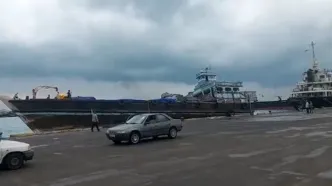 تلاطم عجیب لنج‌ها در اسکله گمرک بندر لنگه