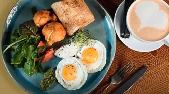 همراهِ تخم‌مرغ این دو نوشیدنی را ننوشید!