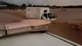 فیلم لحظه نجات راننده ایسوزو از سیلاب خروشان کهنوج