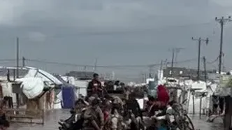 عبور فلسطینی‌ها با گاری از میان سیلاب