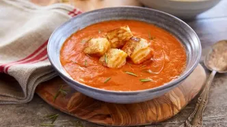 طرز تهیه سوپ گوجه و پنیر؛ سوپ داغ و خوشمزه برای روزهای سرد