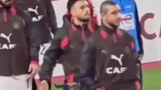 ویدئو:  حرکت انسانی بازیکن مصر با اهدای کاپشن به توپ‌جمع‌کن‌ها