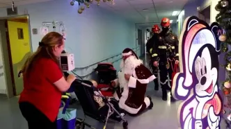 بابانوئل‌ها بر فراز بیمارستان کودکان