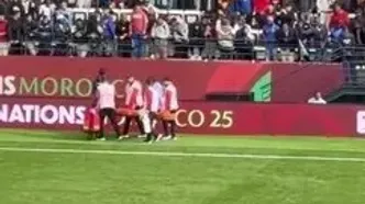 ویدئو: نمایش بامزه بازیکن روی برانکارد