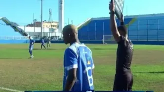 عکس؛ فوتبالیست زندانی با پابند الکترونیکی وارد زمین شد