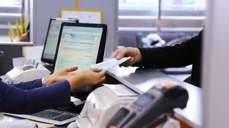 خانم مجری تلویزیون فیش حقوقی یک کارمند بانک را فاش کرد