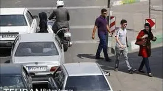 بنر اعتراضی عجیب روی پراید به مناسبت روز دانشجو!