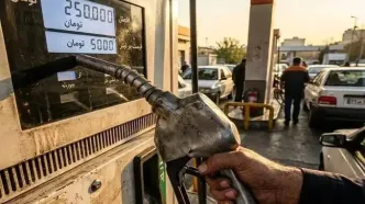 نمایش نیمه‌شب در پمپ‌بنزین؛ لبخندهای اجباری برای بنزین پنج‌هزارتومنی/ ویدئو