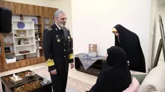 سرلشکر موسوی به نمایندگی از رهبر انقلاب، درجه سپهبدی شهید باقری را به خانواده وی تقدیم کرد