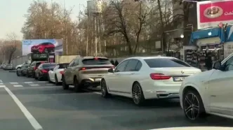 صف خودروهای لاکچری برای بنزین سوپر در تهران!