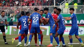 بازیکن استقلال در بازی دربی باید اخراج می‌شد؟