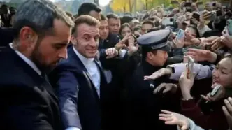 دویدن مکرون به سوی دانشجویان چینی محافظانش را به دردسر انداخت/ ویدئو