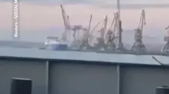 لحظه هدف قرار گرفتن کشتی باری ترکیه در اوکراین