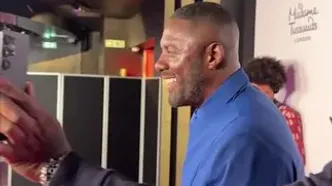 اقدام جالب بازیگر مشهور در مراسم رونمایی از مجسمه مومی‌‌اش