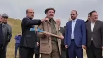 کلنگ‌زنی حمید جبلی در مراسم احداث سالن تئاتر