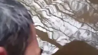 سربازان روسی در حال نوشیدن آب گل‌آلود